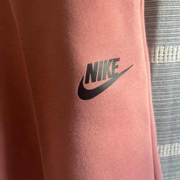Women Nike tech sweat pants - Picture 2 of 7